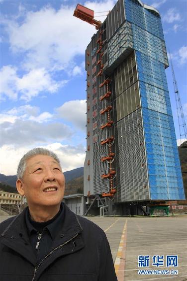 这是孙家栋在西昌卫星发射中心(2010年12月15日摄)。新华社记者 李明放 摄